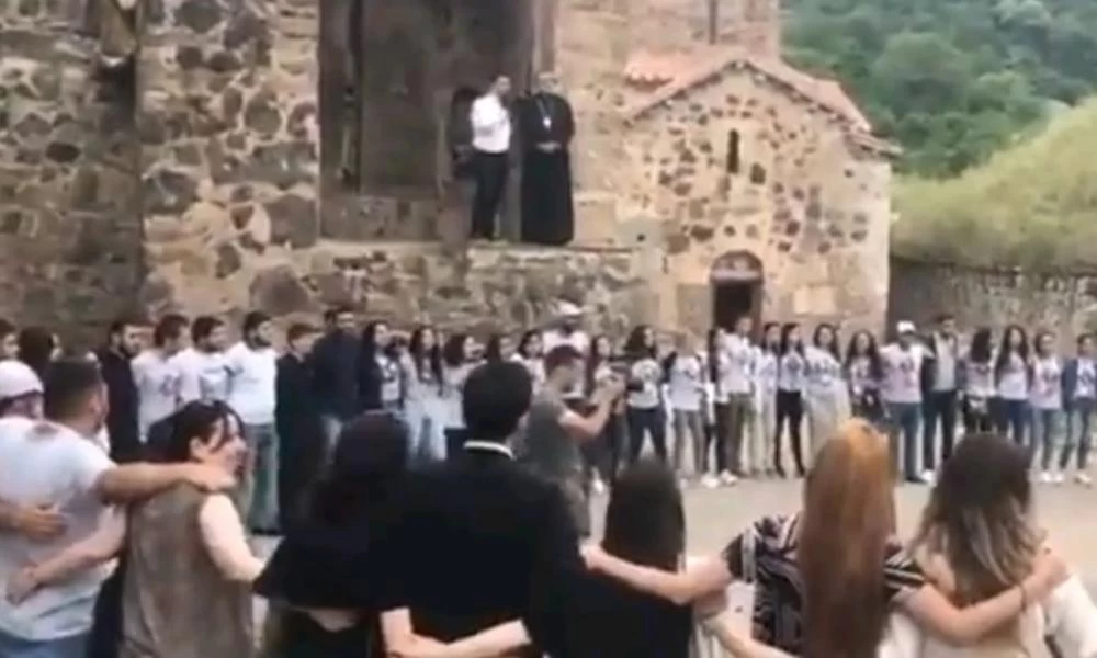 Αρμένιοι αποχαιρετούν τις εκκλησίες τους πριν τον ξεριζωμό